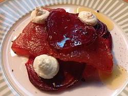 Carpaccio di tonno e barbabietola sbianchita, teriyaki e caprino fresco